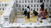Rekapitulasi hasil penghitungan perolehan suara di kecamatan dapat dilakukan setelah menerima kotak suara tersegel dari seluruh TPS melalui PPS di wilayah kerjanya.  