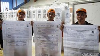 Petugas PPSU tampak turut membantu pelaksanaan rekapitulasi.  