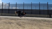 Seorang anak Palestina bermain di depan tembok perbatsan Mesir.