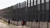 Pengungsi Palestina, yang meninggalkan rumah mereka akibat serangan Israel berlindung di perbatasan dengan Mesir, di tengah konflik yang sedang berlangsung antara Israel dan kelompok Islam Palestina Hamas, di Rafah di selatan Jalur Gaza, 15 Februari 2024.
