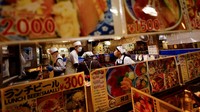 Bila ada yang menarik mata, mungkin hanyalah orang-orang yang ada di dalamnya dan berlalu lalang penuh kesibukan. Mayoritas yang ada di sana adalah wisatawan bukan sekadar orang-orang yang datang untuk belanja kebutuhan harian.  