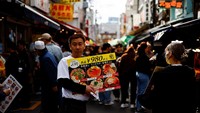 Tsukiji Market terletak di distrik Ginza, Tokyo. Tempat tersebut punya banyak persamaan dengan pasar-pasar yang ada di Indonesia. Lorong-lorong yang sempit, penjual yang berteriak menawarkan barang dagangan, hingga orang-orang yang penuh sesak berlalu-lalang.  