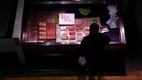 Penjual ikan dan hewan laut segar adalah yang paling banyak terlihat di Tsukiji Market. Selain itu, ada pula penjual daging dan telur, makanan olahan, makanan kering, hingga peralatan dapur, dan tukang es krim.  