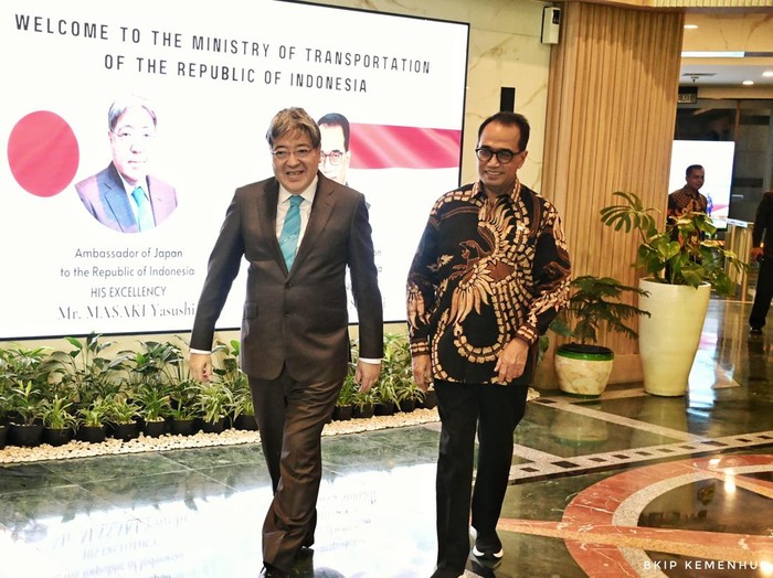 Menteri Perhubungan Budi Karya Sumadi bertemu dengan Duta Besar (Dubes) Jepang yang baru untuk Indonesia Yasushi Masaki. Proyek MRT Jakarta East-West menjadi bahasan utama dalam pertemuan ini.