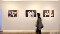 Beberapa foto yang ditampilkan juga memperlihatkan perjalanan Pemilu di Indonesia, mulai dari pemilu pertama tahun 1955 hingga kampanye Capres-Cawapres 2024.  