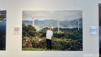 Ada pula foto beberapa hasil pembangunan baik infrastruktur, sarana-prasarana umum sepanjang sepuluh tahun terakhir pada era kepemimpinan Presiden Joko Widodo.  
