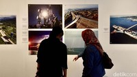 Pengunjung melihat foto-foto yang dipamerkan.  
