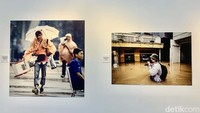 Foto ini menggambarkan perjuangan para fotografer menyajikan berita foto.  