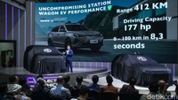 Kami merasa terhormat dapat memimpin revolusi hijau di Indonesia dengan pengenalan MG Maxus 9 dan MG ES EV. Ini adalah langkah maju yang signifikan bagi kami dan bagi Indonesia, menawarkan pilihan yang lebih luas bagi konsumen yang mendambakan gaya hidup yang lebih berkelanjutan. Dengan jajaran kendaraan listrik terlengkap di negara ini, kami siap memenuhi kebutuhan mobilitas yang beragam dari masyarakat Indonesia, kata Donald Rachmat, COO MG Motor Indonesia saat konferensi pers di JIExpo Kemayoran, Jakarta, Kamis (15/2/2024).  