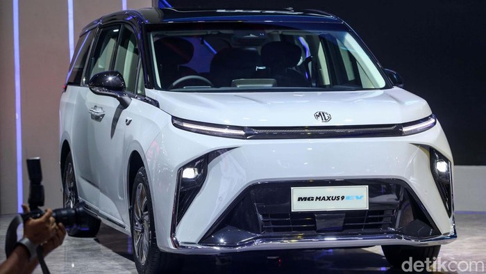 Morris Garage (MG) memperkenalkan dua mobil listrik baru di ajang Indonesia International Motor Show (IIMS) 2024. Keduanya yaitu MG Maxus 9 dan MG ES EV.