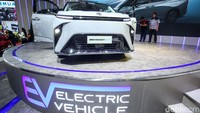 Sedangkan performanya, Maxus 9 menggunakan baterai lithium-ion dengan muntahan tenaga 245 PS dan torsi 350 Nm. Mobil itu diklaim bisa berjalan dengan baterai penuh sejauh 540 km.  