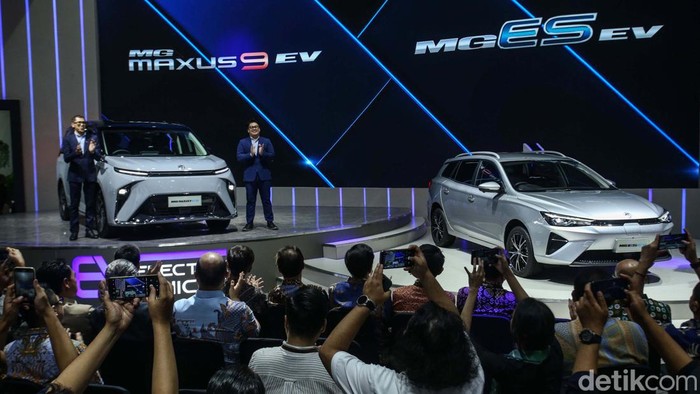MG Bawa 2 Mobil Listrik di IIMS 2024 Morris Garage (MG) memperkenalkan dua mobil listrik baru di ajang Indonesia International Motor Show (IIMS) 2024. Keduanya yaitu MG Maxus 9 dan MG ES EV.