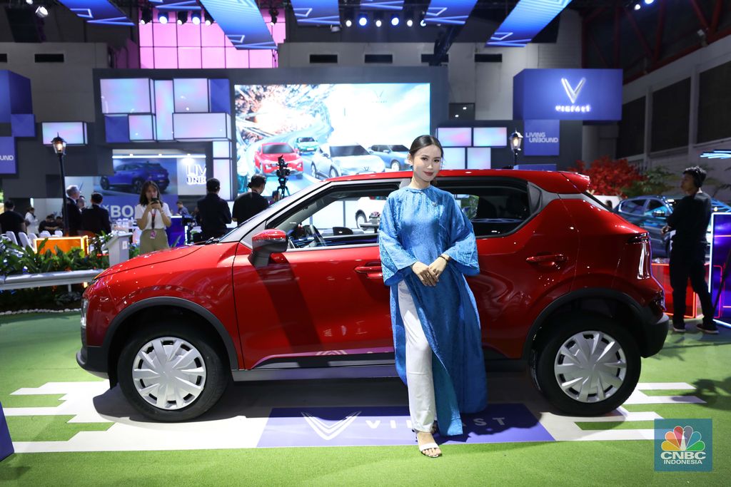 Model berpose di mobil VinFast, merek mobil listrik pendatang baru asal Vietnam di Indonesia Internasional Motor Show (IIMS) 2024. (վ/Tri Susilo)