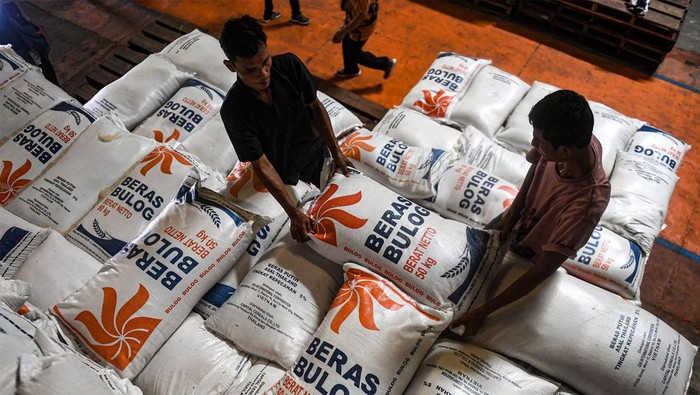Momen Jokowi Tinjau Gudang Bulog di Bekasi Presiden Joko Widodo (Jokowi) meninjau ketersediaan beras di Gudang Bulog Cibitung, Kabupaten Bekasi, Jawa Barat, Jumat (16/2/2024). Dalam kegiatan itu, Jokowi juga bertemu dengan warga untuk memastikan penerimaan bantuan beras dari pemerintah.