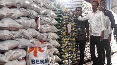 Momen Jokowi Cek Stok Beras di Gudang Bulog