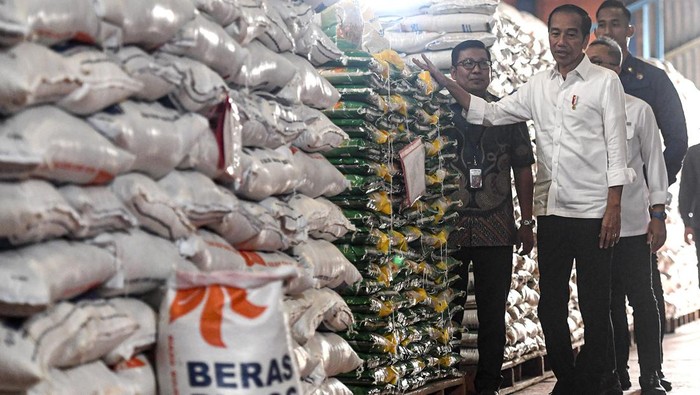 Momen Jokowi Tinjau Gudang Bulog di Bekasi Presiden Joko Widodo (Jokowi) meninjau ketersediaan beras di Gudang Bulog Cibitung, Kabupaten Bekasi, Jawa Barat, Jumat (16/2/2024). Dalam kegiatan itu, Jokowi juga bertemu dengan warga untuk memastikan penerimaan bantuan beras dari pemerintah.