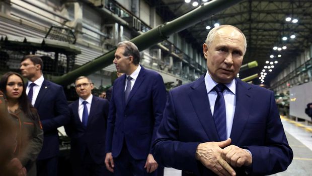 Russia's President Vladimir Putin listens to the company's CEO Alexander Potapov as he visits a military plant of Uralvagonzavod research and production corporation in the Urals city of Nizhny Tagil, Russia, February 15, 2024. Sputnik/Alexander Kazakov/Pool via REUTERS ATTENTION EDITORS - THIS IMAGE WAS PROVIDED BY A THIRD PARTY.