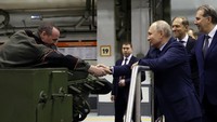 Presiden Rusia itu berkenalan dengan pekerjaan bengkel pembuatan transmisi dan bengkel perakitan, di mana ia diberitahu tentang pemasangan berbagai sistem kendaraan tempur dan diperlihatkan produk-produk yang siap dikirim ke pasukan.
