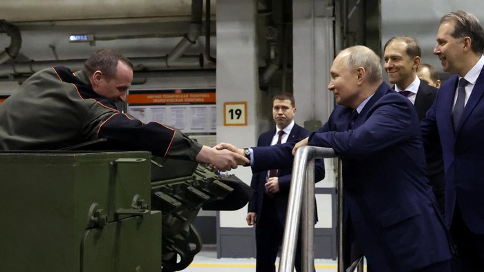 Momen Presiden Putin Kunjungi Pabrik Peralatan Militer Rusia Russia's President Vladimir Putin listens to the company's CEO Alexander Potapov as he visits a military plant of Uralvagonzavod research and production corporation in the Urals city of Nizhny Tagil, Russia, February 15, 2024. Sputnik/Alexander Kazakov/Pool via REUTERS ATTENTION EDITORS - THIS IMAGE WAS PROVIDED BY A THIRD PARTY.