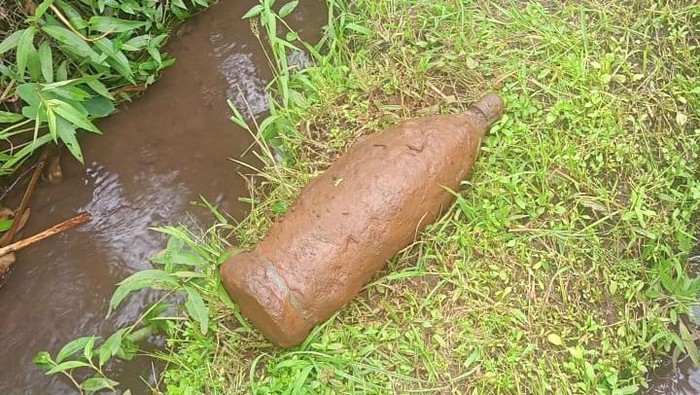 Mortir yang ditemukan oleh warga di Kembaran, Banyumas. Foto diunggah Jumat (16/2/2024).