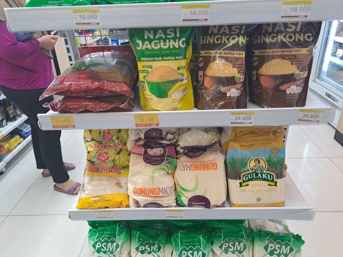 Nasi jagung dan singkong mejeng di rak beras