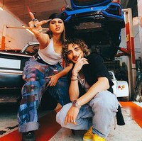 Rekan duetnya, Stilla punya nama asli Dor Soroker. Pria 25 tahun itu telah berkecimpung di industri ini lebih lama dibandingkan rekan musiknya. Stilla rutin mengunggah video ke YouTube selama tujuh tahun terakhir. Foto: dok. Instagram/@nessyalevi