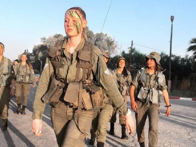 Foto Mantan Tentara Israel Jadi Rapper, Nyanyikan Seruan Bunuh Bella Hadid