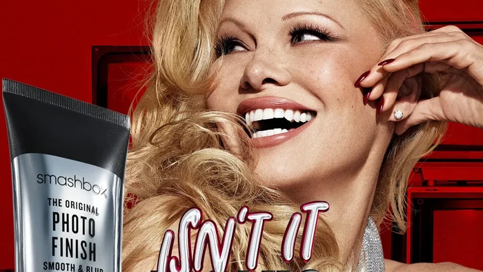 Pamela Anderson pakai makeup jadi model Smashbox.