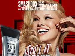 Pamela Anderson Kembali Pakai Makeup Setelah Setahun Tampil Bareface