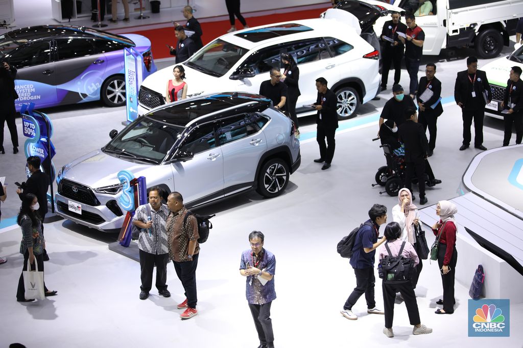 Pameran Indonesia International Motor Show (IIMS) 2024 digelar di JIExpo Kemayoran, Jakarta Pusat, pada 15-25 Februari. (CNBC Indonesia/Tri Susilo)