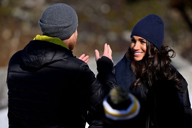 Pangeran Harry dan Meghan Kencan di Resor Ski Kanada, Asik Main Seluncur Britain's Prince Harry, Duke of Sussex and his wife Meghan, Duchess of Sussex visit the Whistler Sliding Centre during the training camp for the Invictus Games Vancouver Whistler 2025 in Whistler, British Columbia, Canada February 15, 2024. REUTERS/Jennifer Gauthier