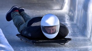 Pada momen itu Pangeran Harry sempat mencoba menuruni trek Whistler Sliding Center dengan kereta luncur kerangka.