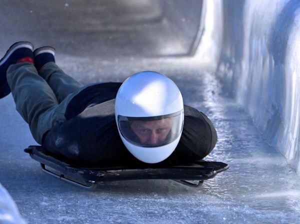 Pangeran Harry dan Meghan Kencan di Resor Ski Kanada, Asik Main Seluncur