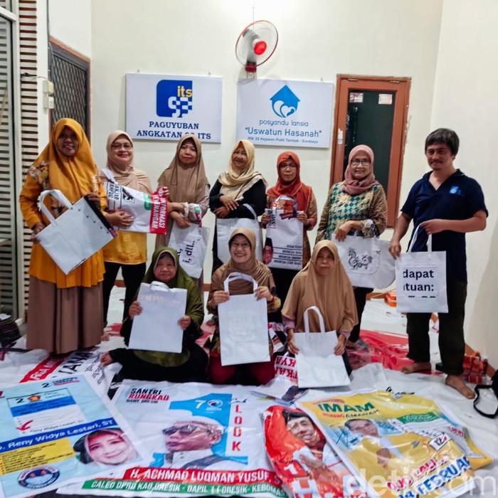 para lansia daur ulang alat peraga kampanye di surabaya