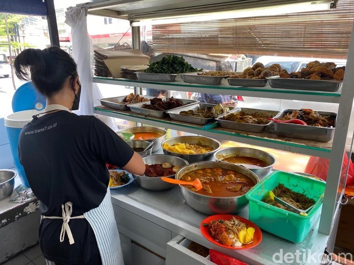 Pedas Mantap! Nasi Galung dari Pematang Siantar yang Punya 20 Lauk Pedas Mantap! Nasi Galung dari Pematang Siantar yang Punya 20 Lauk