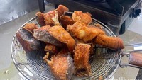 “Kalau kedai nasi galung yang lain mungkin sudah jarang yang sajikan ikan manyung ini. Jadi ini menu yang paling banyak dicari orang. Ada ikan goreng manyung, balado sampai ikan gulai asam pedas,” ungkap Yanti.  Foto: detikFood
