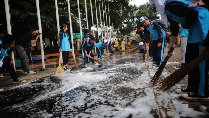 Pelajar gotong royong membersihkan alun-alun Ujungberung