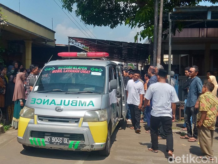 Pemakaman anggota KPPS Desa Tegalrejo, Kecamatan Ceper, Klaten, Jumat (16/2/2024).