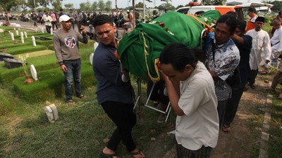 Pemakaman Ketua KPPS di Surabaya yang Meninggal Usai Bertugas