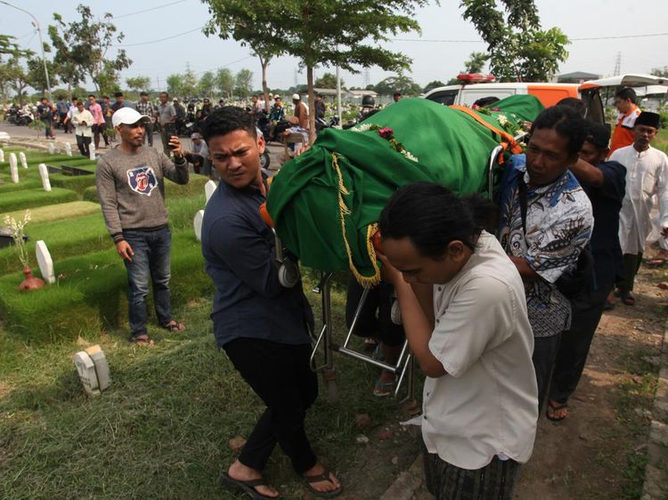 Pemakaman Ketua KPPS di Surabaya yang Meninggal Usai Bertugas