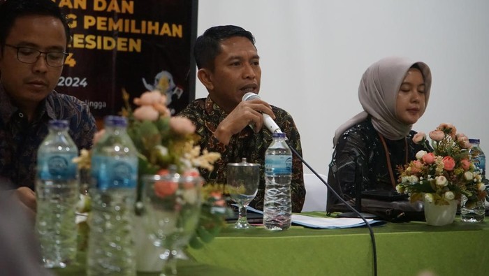Ketua KPU Purbalingga, Zamaahsari Ramzah (Zamzam) memimpin rapat koordinasi pelaksanaan pemungutan suara ulang (PSU) TPS 001 Desa Timbang, Kecamatan Kejobong, Kabupaten Purbalingga, Jumat (16/2/2024).