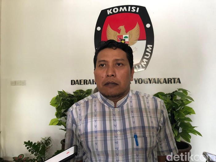 Ketua KPU DIY Ahmad Shidqi ditemui wartawan di kantornya, Jumat (16/2).