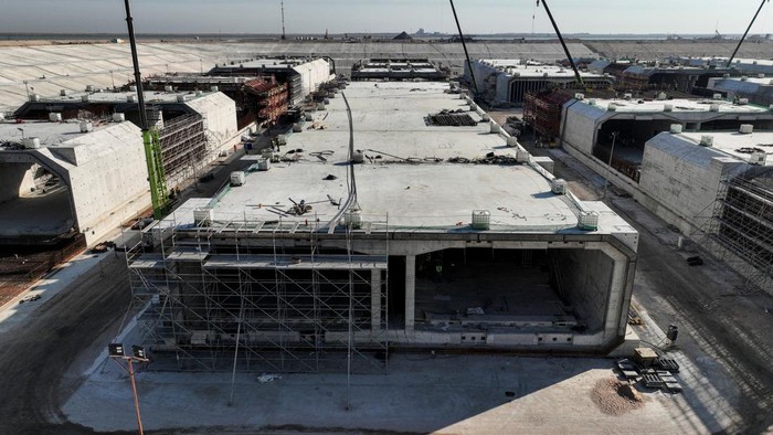 Penampakan Proyek Terowongan Bawah Laut yang Menhubungkan Irak-Turki A view of the undergoing construction of the immersed tunnel, which will connect the country's southernmost coastal region to international trade links through Turkey and stretches from Basra's large commercial port of Al-Faw, in Basra, Iraq February 8, 2024. REUTERS/Mohammed Aty