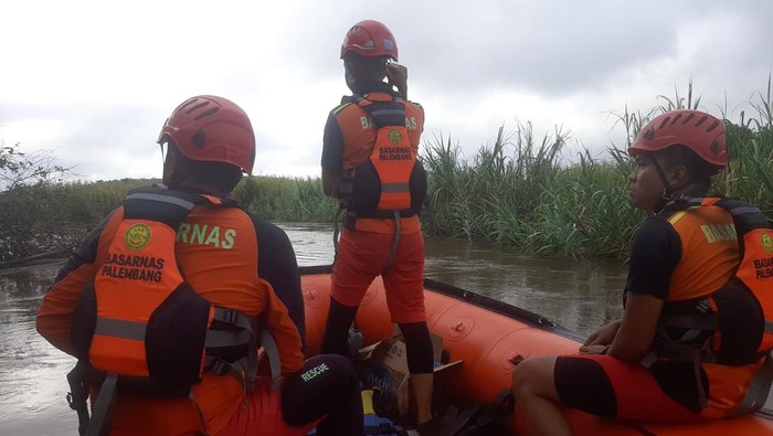 Pencarian dua bocah kembar di Sungai Komering.