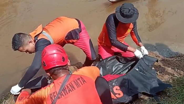 Penemuan korban Rangga, salah satu ABG kembar yang hilang di Sungai Ogan.