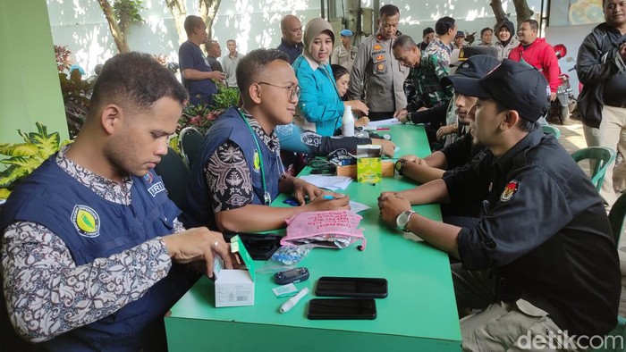 Pengecekan kesehatan personel dan petugas di Kecamatan Blimbing, Kota Malang