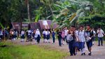 Perjuangan Siswa di Mentawai Jalan Kaki Selama 2 Jam ke Sekolah