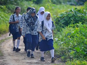 Perjuangan Siswa di Mentawai Jalan Kaki Selama 2 Jam ke Sekolah
