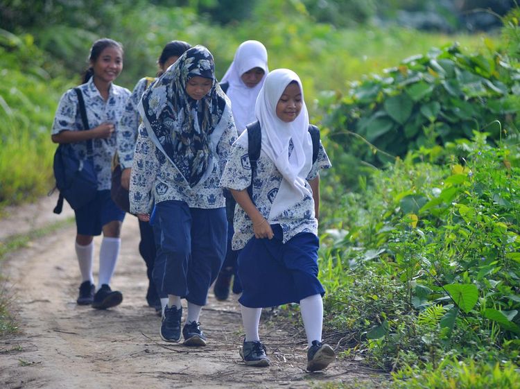 Perjuangan Siswa di Mentawai Jalan Kaki Selama 2 Jam ke Sekolah