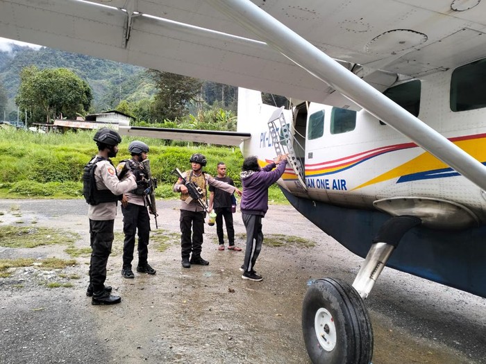 Pesawat caravan Asia One Air ditembaki OTK di Bandara Beoga, Puncak, Papua Tengah, Jumat (16/2/2024).